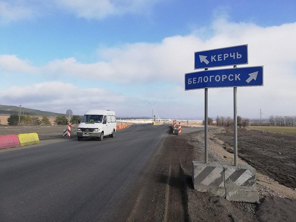 Крымская Госавтоинспекция напоминает о временном ограничении движения большегрузов по трассе Таврида
