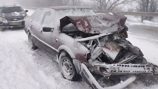 В массовой «снежной» аварии в Крыму пострадали двое детей и взрослый