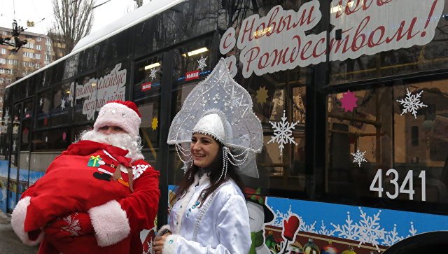 Праздник на колесах: по Симферополю курсирует троллейбус с Дедом Морозом