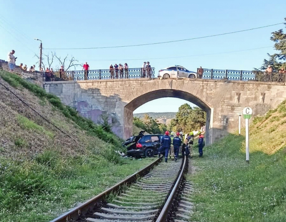 В Феодосии на день города с моста упал автомобиль