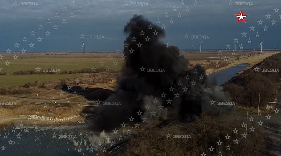 Российские военные взорвали дамбу, перекрывавшую Северо-Крымский канал