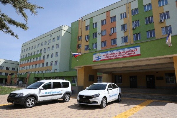 Крымским медикам передали два легковых автомобиля