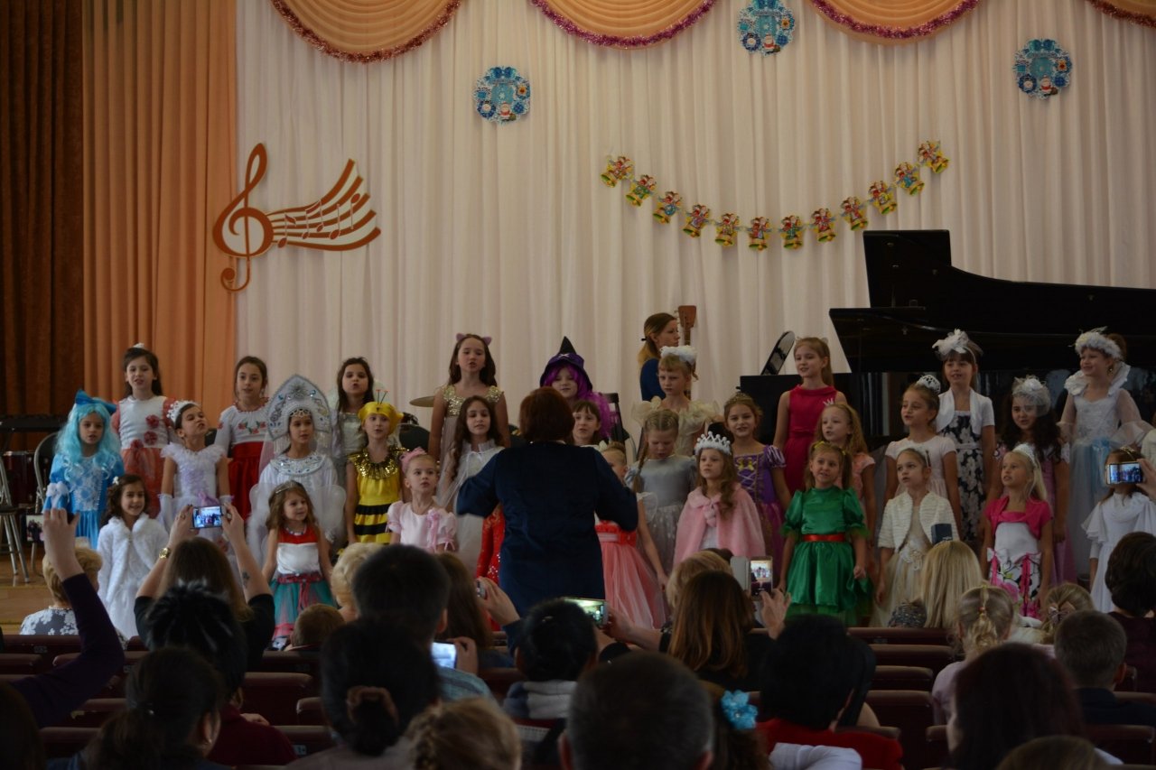 Фото новогоднего концерта в музыкальной школе №1 Феодосии #6359