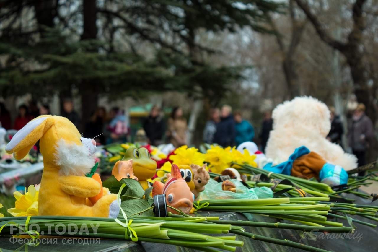 В Феодосии почтили память жертв трагедии в Кемерове #7645
