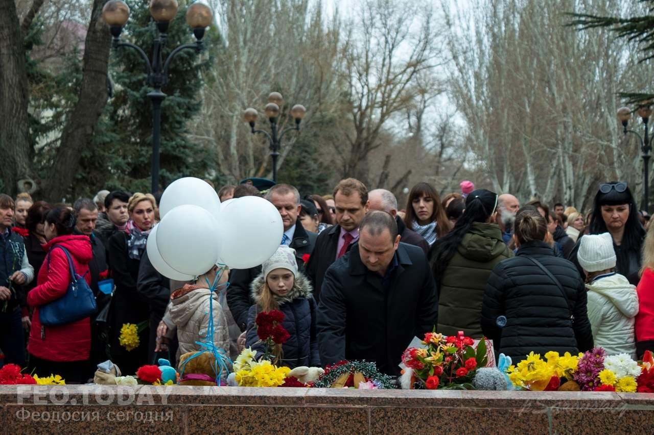 В Феодосии почтили память жертв трагедии в Кемерове #7622