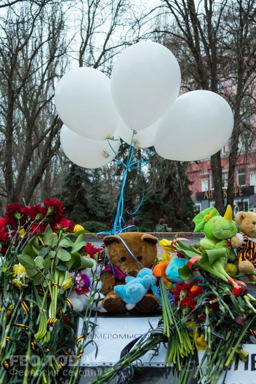 В Феодосии почтили память жертв трагедии в Кемерове #7647