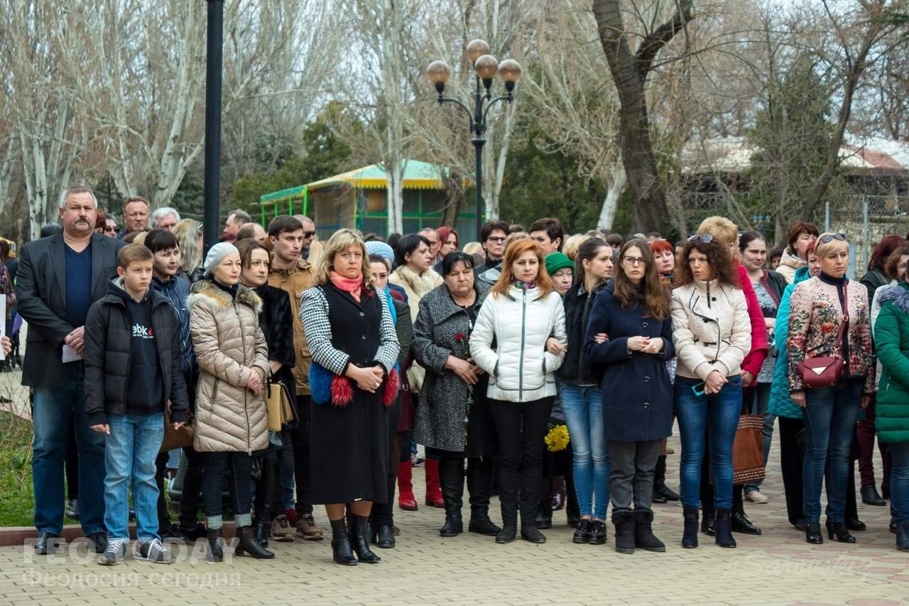 В Феодосии почтили память жертв трагедии в Кемерове #7641