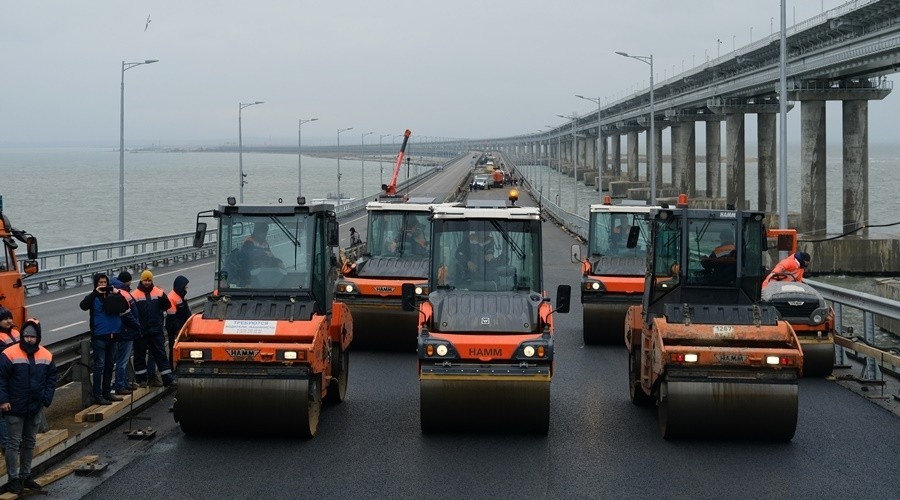 Движение автотранспорта на Крымском мосту открыто по всем полосам – Хуснуллин