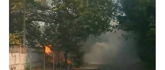 В Симферополе из-за пожара на кладбище загорелся автосервис
