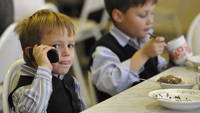 Путин поручил обеспечить горячим питанием всех школьников 1-4 классов