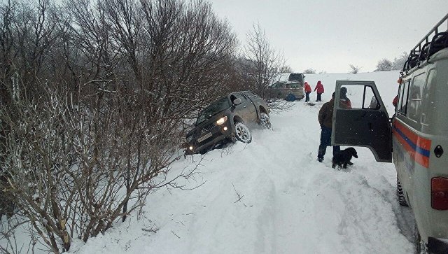 Ушли в занос: в Крыму три машины с пассажирами застряли в снегу