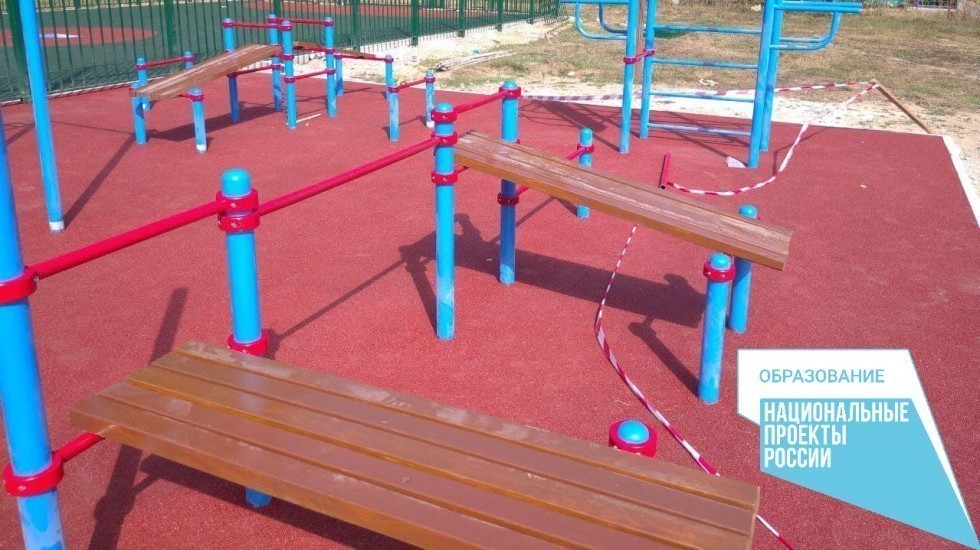В Верхореченской школе Бахчисарайского района готовят спортплощадку к открытию