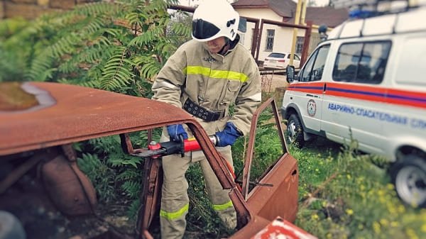 «КРЫМ-СПАС» провели тренировку с использованием гидравлического аварийно-спасательного инструмента