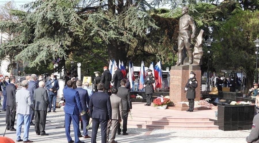 Памятник дважды Герою Советского Союза Амет-Хану Султану торжественно открыли в Симферополе