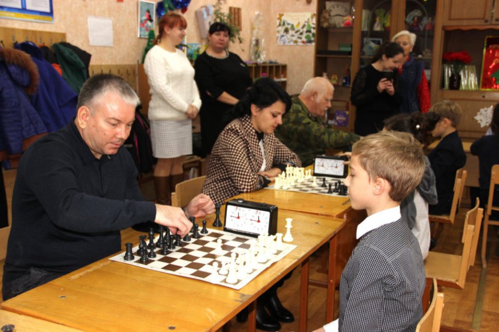 Депутаты-единороссы сыграли с детьми в шахматы