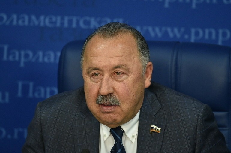 Газзаев: во главе национальной сборной по футболу должен быть только российский тренер