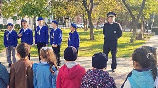 Сотрудник ГИБДД Феодосии провели «Посвящение юных школьников в пешеходы»
