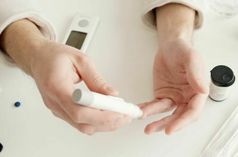 Диабетикам, заболевшим коронавирусом, нужно чаще контролировать уровень сахара в крови