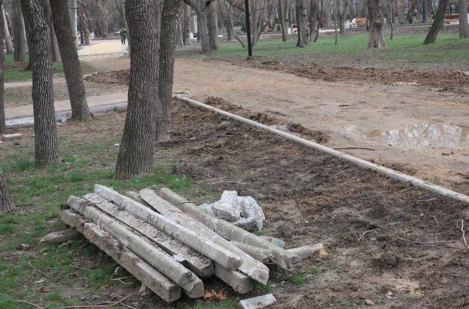 Комсомольский парк Феодосии: работы идут, горожане – прогуливаются #15443