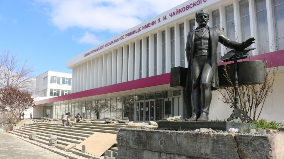 Глава Минкульта РК осмотрела ход работ по капитальному ремонту прилегающей территории Симферопольского музыкального училища