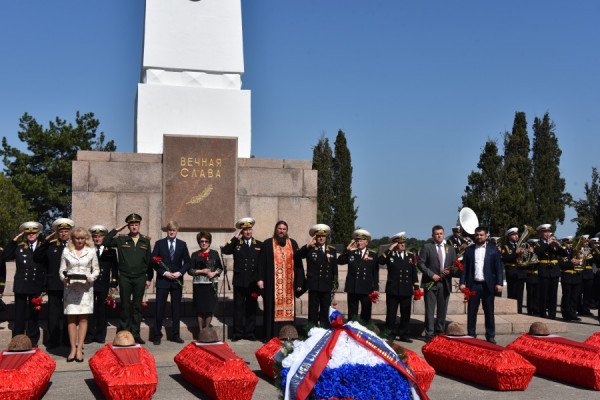 Спустя 75 лет: поисковики перезахоронили останки освободителей Севастополя