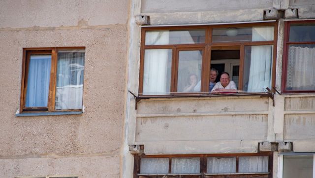 Пенсионерка скинула «полиции» с балкона 800 тыс. рублей