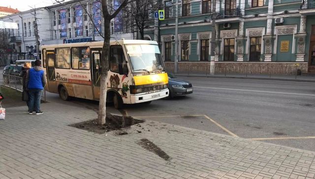 В Симферополе автобус въехал в остановку с людьми: женщина в больнице