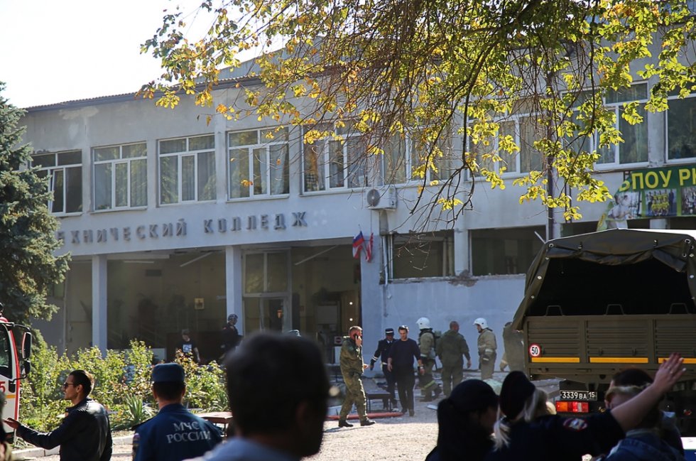 Среди опознанных тел погибших в керченском колледже 15 учеников и 5 преподавателей