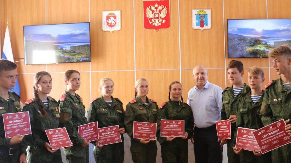Юнармейцам Феодосии, участникам дальнего морского яхтенного похода вручили сертификаты