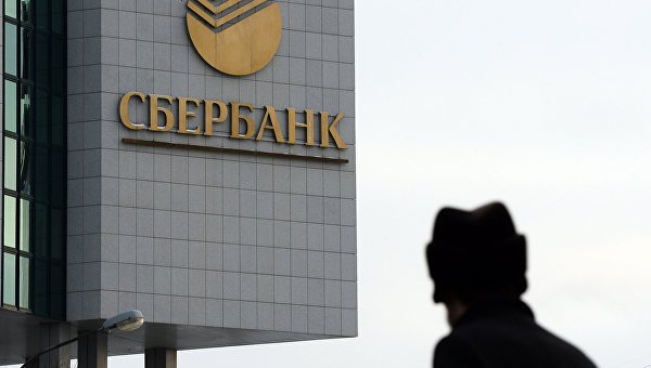 Клиенты Сбербанка обналичили 250 млрд рублей за полдня из-за фейка