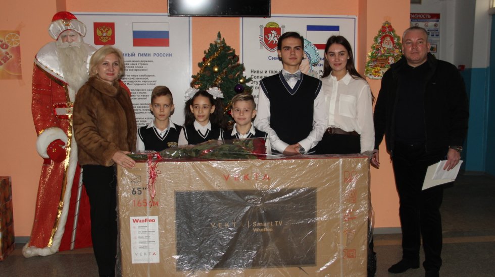 Феодосийской школе подарили телевизор