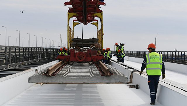 На Крымском мосту завершают установку пролетов железнодорожной части