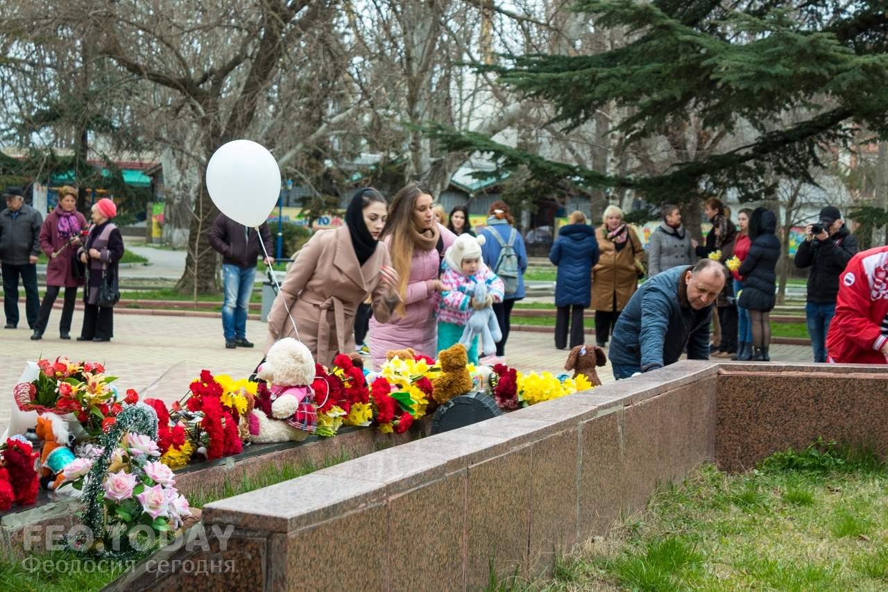 В Феодосии почтили память жертв трагедии в Кемерове #7590
