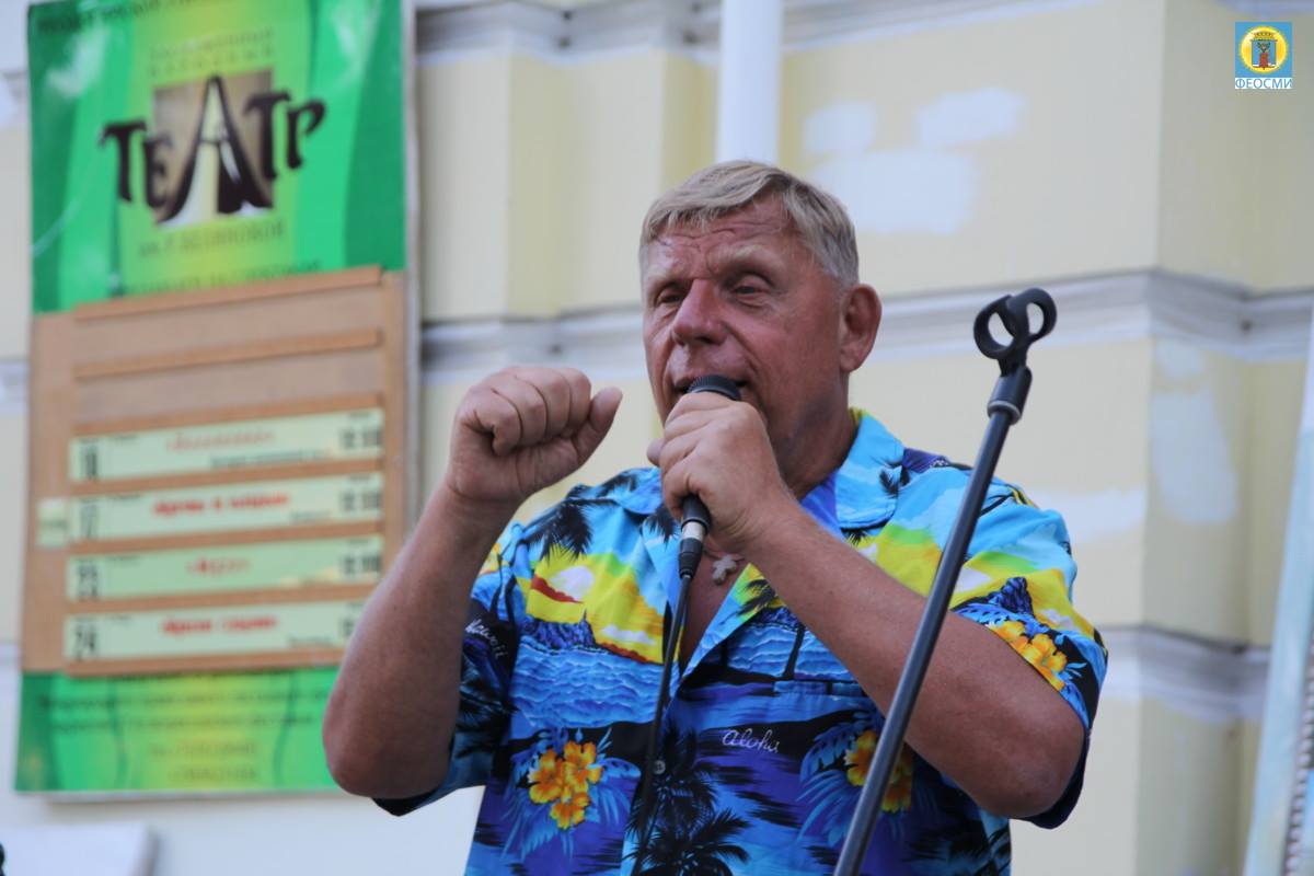 Фото выступления Александра Пяткова на Привокзальной площади Феодосии #3498