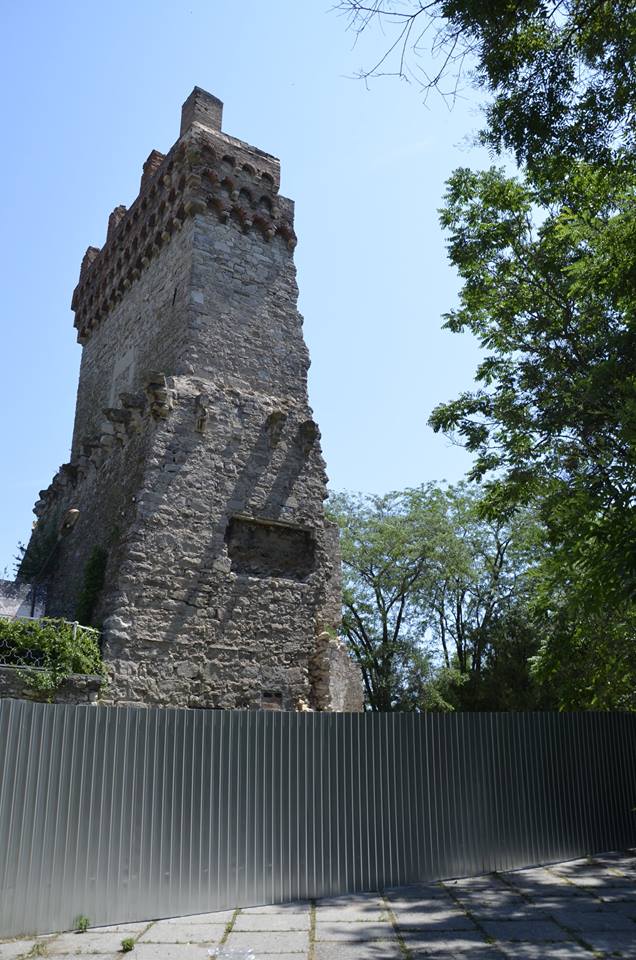 Зажимы для местного «средневековья». На башне Константина начался ремонт