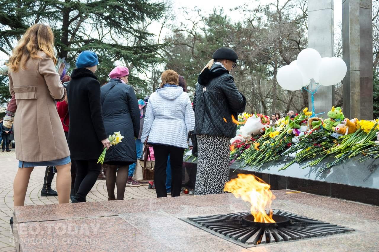 В Феодосии почтили память жертв трагедии в Кемерове #7635