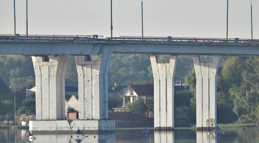 ВСУ вновь ударили по мосту через Днепр в Херсоне, но он устоял