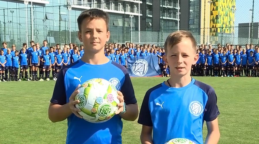 Воспитанники крымской академии футбола пригласили Путина на открытие