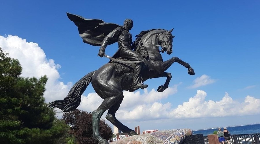 Памятник Котляревскому в Феодосии восстановили после повреждения вандалами