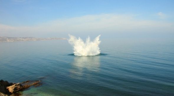 Пиротехники МЧС ликвидировали 500-килограммовую бомбу в море под Феодосией