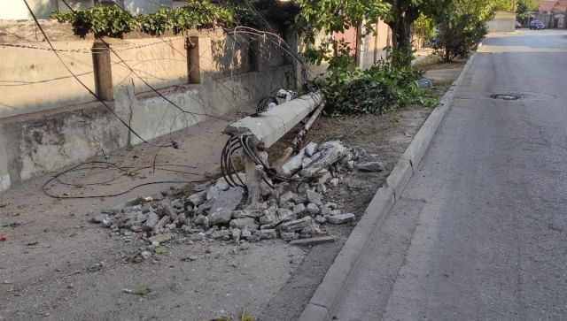 В Крыму водитель уснул за рулем и врезался в столб