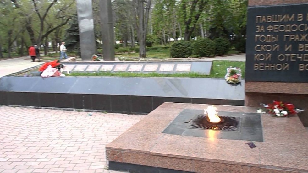 Феодосийцы собираются у Вечного огня, чтобы почтить память погибших керчан
