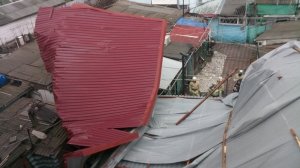 Шквальный ветер снес часть крыши на дорогу в Феодосии