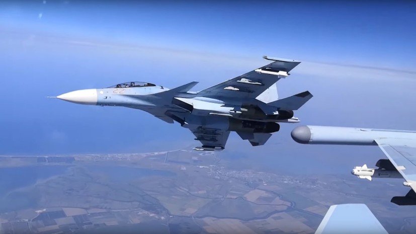 Боевые пуски ракет и уход от ПВО: истребители в небе над Крымом