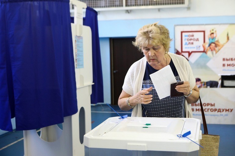 Роспотребнадзор запретил рукопожатия на избирательных участках