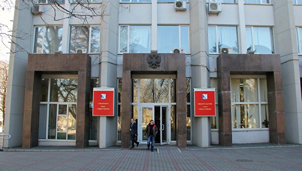 Переполох в правительстве Севастополя: два чиновника задержаны, один уволен