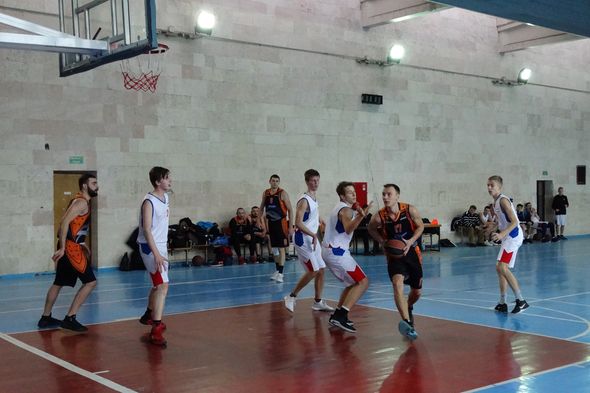 Две команды идут без поражений после восьми туров в мужском баскетбольном чемпионате Крыма