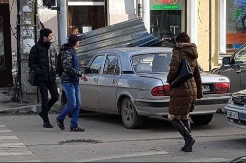 «Летающий» профнастил в центре Симферополя повредил несколько машин