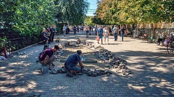 Возле галереи Айвазовского восстановили брущатку