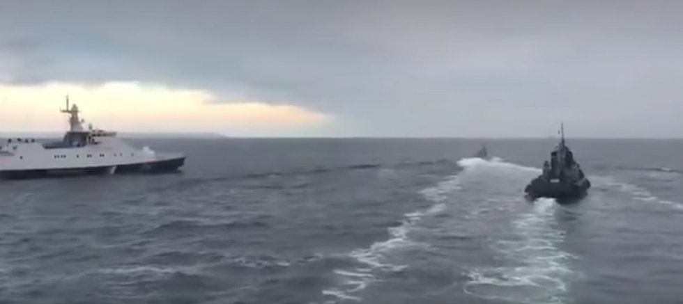 Встреча в море: ФСБ опубликовала видео сближения кораблей России и Украины